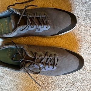 Barely worn Rockport dress sneaker. Size 13. Grey.